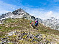 Immer das Ziel vor Augen geht es aufwärts. Es dauert rund zwei  Stunden, bis wir auf dem 2764 m hohen Gipfel stehen. Das letzte Wegstück ist felsig, was das Ganze etwas spannender macht. : Grimselpass, Sidelhorn