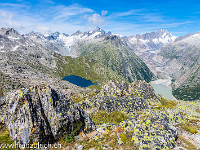 Knapp links der Bildmitte kommt jetzt auch der Oberaargletscher zum Vorschein mit Oberaarhorn und Scheuchzerhorn. : Grimselpass, Sidelhorn