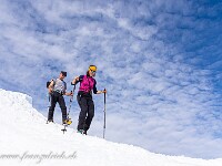 Schmaler Gipfelgrat auf dem Hasaflüeli. Bei eisigen Verhältnissen sind Steigeisen nötig. : Schneeschuhtour St. Antönien