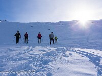 Abstieg vom Hasaflüeli im letzten Sonnenlicht. : Schneeschuhtour St. Antönien