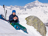 Auch Pausen müssen sein; im Hintergrund der mächtige Galenstock (3586 m). : Stotzigen Firsten