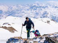 Am Gipfelaufbau ist der Schnee abgeblasen -  mit Schneeschuhen aber kein Problem. : Stotzigen Firsten