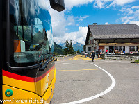 Heute machen wir uns auf den Weg zur Voralphütte - auf dem Programm steht die Besteigung des Sustenhorns via den Ostgrat. Zuerst parkieren wir das Auto auf der Göscheneralp und fahren mit dem Postauto zur Voralpkurve hinunter, damit wir morgen nach der Tour gleich einsteigen und heimfahren können. Das hat zudem den Vorteil, dass die Wartezeit auf das Postauto mit einem SchniPo versüsst werden kann. : Göscheneralp, Postauto