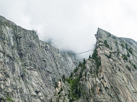 Hoch oben winkt uns die Salbitbrücke zu. Diese verbindet die Salbit- mit der Voralphütte und ist ein begehrtes "Ausflugsziel" geworden. Man sagt, sie sei ziemlich luftig... : Brücke, Hängebrücke, Salbit