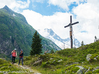 Links vom Wegkreuz zeigt sich unser morgiges Ziel, das Sustenhorn. Der Ostgrat ist eine richtige Hochtour mit allem drum und dran: Gletscher, klettern im 3. Grad (Schlüsselstelle 4a oder 4c, darüber streitet sich die Führerliteratur), kompakter und brüchiger Fels sowie ein angenehmer Abstieg zur Göscheneralp. Die Bewertung gemäss Topo-Führer ist ZS+, E4. : Kreuz, Sustenhorn, Sustenhorn Ostgrat, Voralptal