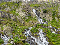 Von allen Seiten her gurgelt und plätschert es. In der Höhe hat es noch recht viel Schnee, welcher sich unter der gleissenden Sonne in Schmelzwasser verwandelt. : Bach, Voralptal, sprudeln