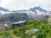 Mit einem Trunk werden wir von den Hüttenwarten Silvia und Peter begrüsst. Die beiden verstehen ihr Handwerk und bewirten die Gäste in der ausgebuchten Voralphütte vorzüglich. : Sustenhorn Ostgrat, Voralphütte