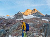 In Geh-Gelände steigen wir über plattigen Fels an den Rand des Brunnenfirns. Goldig glänzt das Sustenhorn in der Morgensonne. : Gian, Seil, Sonnenaufgang, Sustenhorn Ostgrat