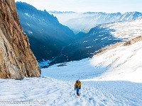 Auf dem Brunnenfirn: Die letzten Meter zum Einstieg sind steil, der Blick über's Voralptal ist dafür umso prächtiger. Dank dem vielen Schnee bereitet der Bergschrund keine Probleme. : Aufstieg, Gian, Gletscher, Sustenhorn Ostgrat, Voralptal, steil