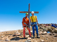 Doch auch das schaffen wir, und glücklich über die schöne Tour stehen wir auf dem Gipfel des Sustenhorns. : Franz Ulrich, Gian, Gipfel, Gipfelkreuz, Sustenhorn