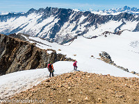 Vor uns zeigt sich die Dammakette und ganz hinten winken uns sogar Matterhorn und Weisshorn zu. : Abstieg, Aussicht, Dammakette, Panorama, Seilschaft, Sustenhorn