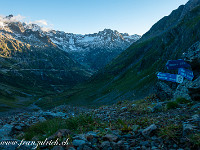 Also, der Start um 6.00 Uhr beim Sustenpass hat geklappt und bereits befinde ich mich auf der Moräne im Chalchtal bei P. 1959, wo sich der Alpinwanderweg mit demjenigen von der Guferalp vereinigt. : Sustenpass-Sustenjoch-Voralphütte-Salbitbrücke-Salbithütte