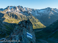 Blick zurück zum Sustenpass, Fünffingerstöck, Wendenhorn, Grassen und wie sie alle heissen. Ein herrliches Panorama im Morgenlicht! : Sustenpass-Sustenjoch-Voralphütte-Salbitbrücke-Salbithütte