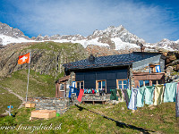 Nassen Fusses beeile ich mich, die Sonne und die Voralphütte (2126 m) zu erreichen (8.45 Uhr). Nach einer Stärkung mit einem halben Liter Rivella entscheide ich, die Tour wie geplant weiterzuführen. Es geht also wieder obsi, nach Osten zum Flüestafel und Horenfelliboden (2503 m). : Sustenpass-Sustenjoch-Voralphütte-Salbitbrücke-Salbithütte