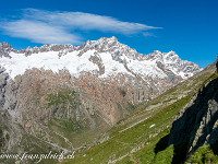 Das frisch eingeschneite Sustenhorn (3502 m), mit dem nach vorne rechts laufenden, rassigen Ostgrat. Das schwarze Dach der Voralphütte ist gerade noch zu erkennen. : Sustenpass-Sustenjoch-Voralphütte-Salbitbrücke-Salbithütte