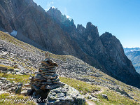 Der Weg steigt an bis etwa 2540 m, um dann in einigen Kehren 140 Meter abwärts zur Spicherribichelen zu führen. : Sustenpass-Sustenjoch-Voralphütte-Salbitbrücke-Salbithütte