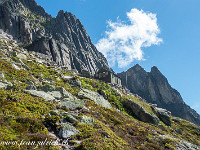 Nach der Querung geht es wieder Bergauf zum Salbitschijenbiwak (2399 m), welches als Ausgangspunkt für die lange und schwierige Klettertour über den Westgrat auf den Salbitschijen dient. : Sustenpass-Sustenjoch-Voralphütte-Salbitbrücke-Salbithütte