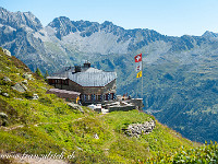 Die Salbithütte erreiche ich um 12.20 Uhr und freue mich, dass die Schuhe inzwischen fast trocken sind und ich gut im Zeitplan liege. Etwas verwegen kommt mir sogar der Gedanke, via Bandlücke noch den Meiggelenstock zu besteigen und dann nach Wassen hinunter zu laufen, um dort das Postauto zu erreichen. Doch die Fussohlen schmerzen etwas und Hunger habe ich auch, so dass ich mich für eine eineinhalbstündige Mittagspause mit Rösti entscheide - genug ist genug. : Sustenpass-Sustenjoch-Voralphütte-Salbitbrücke-Salbithütte