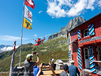 Die Pause wird durch einen Rega-Helikopter unterbrochen, der zwei Kletterer vom Salbitschijen abholt. Gott sei Dank sieht es nicht nach einem schlimmen Unfall aus. : Sustenpass-Sustenjoch-Voralphütte-Salbitbrücke-Salbithütte