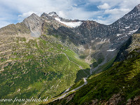 Der Kreis schliesst sich: Rund 11 Stunden nachdem ich vom Sustenpass aus gestartet bin, stehe ich wieder hier oben und schaue nochmals zum Sustenjoch (tiefste Einsattelung im Bild). Es war eine tolle, abwechslungsreiche und anfänglich sehr einsame Alpinwanderung, die mir einmal mehr aufzeigte, dass die unversehrte Heimkehr nicht ganz selbstverständlich ist. Danke, dass auch diesmal alles gut gegangen ist! : Sustenpass-Sustenjoch-Voralphütte-Salbitbrücke-Salbithütte