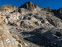 Sustenlochspitz (2917 m). In der Nähe von P 2513 auf der Landkarte verlasse ich den Weg und suche mir den besten Aufstieg über plattigen Fels und Geröll. Zuerst etwas links haltend geht es hoch, an den kleinen Schneefeldern vorbei. : Sustenlochspitz