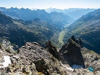 Die Kletterei ist geschafft, und ich stehe auf der Schulter bei einem Schneefeld. Blick ins Meiental. : Sustenlochspitz