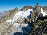 Nochmals über Felsblöcke aufsteigen und kurz vor halb 10 stehe ich auf dem Gipfel. Was für ein Panorama! Im Bild der Obertalgletscher, hinten der Sendeturm auf dem Titlis. : Sustenlochspitz