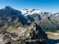 Vorder Sustenhorn (3318 m) und just dahinter das Sustenhorn (3502 m), rechts davon das Gwächtenhorn (3404 m). : Sustenlochspitz