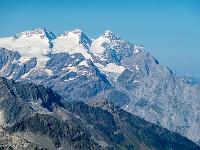 Rosenhorn (3689 m), Mittelhorn (3702 m) und Wetterhorn (3690 m). Ich erinnere mich, als das Wetterhorn noch mit 3710 m angegeben wurde ... : Sustenlochspitz