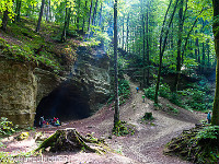 Beim Liebegger Wald treffen wir auf die grossen Sandsteinhöhlen - ein Paradies für grosse und kleine Kinder. : Höhle, Liebeggerwald, Sandsteinhöhlen