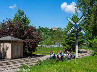 Gartenbahn bei der Oberi Buechrüti,  im Hintergrund der Staufberg. : Modelleisenbahn, Staufberg, Unteri Buechrüti