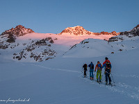 Ein prächtiger Sonnenaufgang am Galenstock, kurz nachdem wir von der Hütte losgelaufen sind. : Schneeschuhtour, Winter