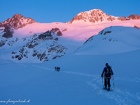 Die Berge und der Tiefengletscher färben sich violett - was für ein Schauspiel! : Schneeschuhtour, Winter