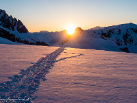 Auch die Albert Heim-Hütte ist nun in gleissendes Sonnenlicht getaucht. : Schneeschuhtour, Winter