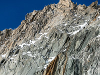 Gottseidank ist im unteren Teil ein Klettersteig eingerichtet, im oberen Teil ist leichte Kraxelei angesagt (Bohrhaken und Stangen zur Sicherung bzw. zum Abseilen sind vorhanden). Wer findet die drei Bergsteiger im Aufstieg? : Schneeschuhtour, Winter