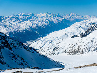 Vom nördlichen Tiefensattel ist der weitere Aufstieg zum Tiefenstock (3515 m) einfach. Die Aussicht vom Gipfel ist perfekt: Hier der Blick über das Goms zum Matterhorn und Weisshorn. : Schneeschuhtour, Winter