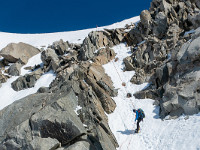 Zurück beim Tiefensattel steigen wir nach Westen ab; auch hier muss eine Steilstufe überwunden werden. Zur Sicherung sind drei Stangen vorhanden, wo wir abseilen. : Schneeschuhtour, Winter