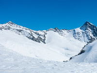 Mit den Schneeschuhen an den Füssen watscheln wir über den Rhonegletscher weiter zur Undri Triftlimi (3081 m). Blick zurück: Links der Tiefenstock, rechts der Galenstock. : Schneeschuhtour, Winter