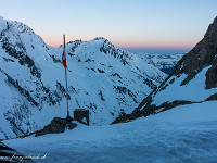 Unser zweites Nachtquartier ist in der Trifthütte SAC (2520 m). Auch hier treffen wir eine tiptope Bewartung an. Da wir die ersten Schneeschuhläufer seien, die den langen Weg zur Trifthütte finden, dürfen wir im Hüttengehilfe-Zimmer übernachten. : Schneeschuhtour, Winter
