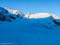 Gwächtenhorn (3215 m, links), Chilchlistock (3114 m, in der Bildmitte) und Steinhüshorn (3120 m, rechts), davor der Obere Triftgletscher. : Schneeschuhtour, Winter