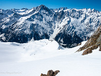 Dann geht es wieder hinauf bis zum Furtwangsattel (2568 m). Hoch über Guttannen thront das Ritzlihorn (3278 m). : Schneeschuhtour, Winter