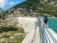 Der Weg führt über die Staumauer; wegen einem Murgang ist der Rundweg auf der Südseite des Sees gesperrt. : Tieralplistock