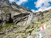 Der Diechterbach stürzt über mehrere Felsstufen zu Tale. : Tieralplistock