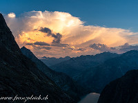 Am Abend zeigt sich ein fantastisches Wolkenspiel am Himmel. : Tieralplistock