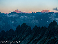 Sonnenaufgang am Finsteraarhorn (4274 m). Die Gelmerhörner sind noch tief im Schatten. : Tieralplistock