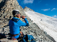 Auf der Diechterlimi (3214 m) schauen wir hinunter auf den Triftgletscher und links hinten zum Diechterhorn (3388 m). Weil die Trifthütte vor zwei Jahren durch eine Lawine  zerstört wurde und nicht mehr benutzt werden kann, ist es besonders ruhig geworden im Triftgebiet. : Tieralplistock