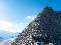 Gemäss Tourenbeschrieb wird der Tieralplistock über den Nordwestgrat in ständigem Auf und Ab in brüchigem Gestein erreicht. Die Schwierigkeit soll 2b nicht übersteigen. : Tieralplistock
