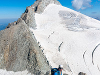 Nach dem ersten grösseren Aufschwung sehen wir, dass es sich eher um eine Kletterei im 3. Grad handelt und Seilsicherung nötig wird. In Anbetracht der fortgeschrittenen Zeit, dem noch langen Weiterweg und dem unklaren Abstieg (offener Bergschrund Richtung Undri Triftlimi), entscheiden wir umzukehren. : Tieralplistock
