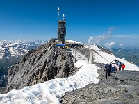 Entlang des Skilifts geht es weiter hoch zur Bergstation, dann eine Querung nach rechts der Ratrac-Spur folgend zum Klein Titlis mit dem imposanten Sendeturm der Swisscom. : Titlis