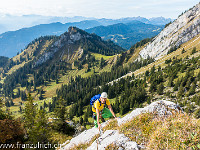 Die Kletterstellen in griffigem Kalk sind hübsch, aber etwas kurz. Ein paar Bohrhaken geben die Gewissheit, dass wir nicht ganz die Einzigen sind, die mit Seil unterwegs sind. : Pilatus Tomlishorn Südgrat